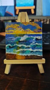 Luz dorada sobre olas enérgicas