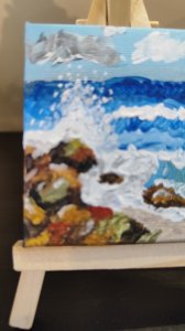 Olas rompiendo sobre rocas