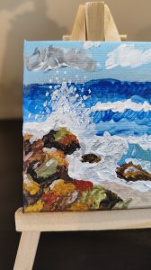 Olas rompiendo sobre rocas